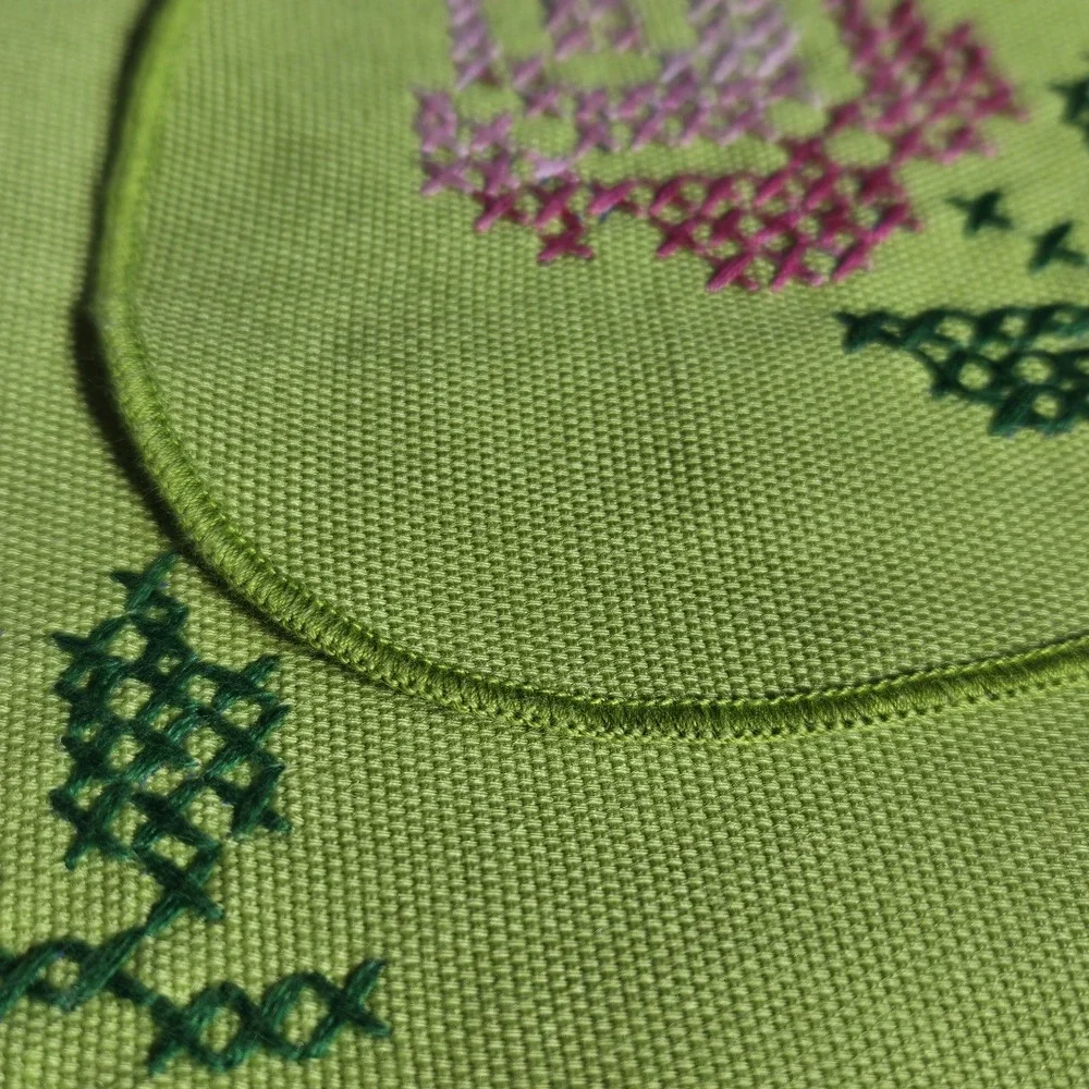 Set of 3 Vtg Cotton Linen‎ Dinner Napkins Cross Stitched Flower Scalloped Edge
